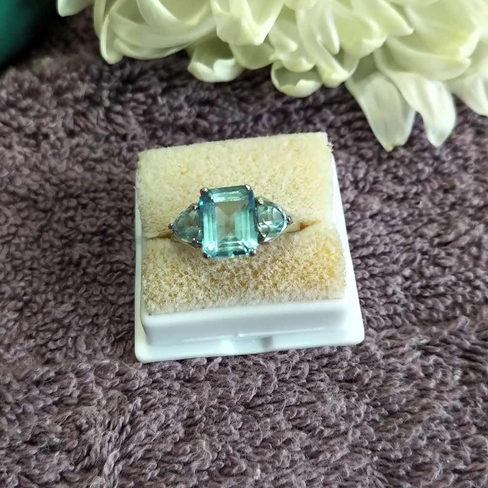 ✨️💍 925 Silver & Blue Topaz Ring - size 7.5 ring✨️